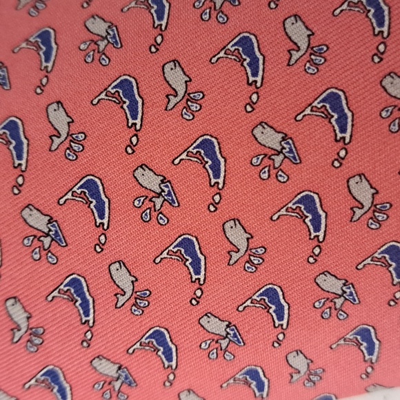 Vineyard Vines pink and blue silk tie splashing whale print - Picture 9 of 9